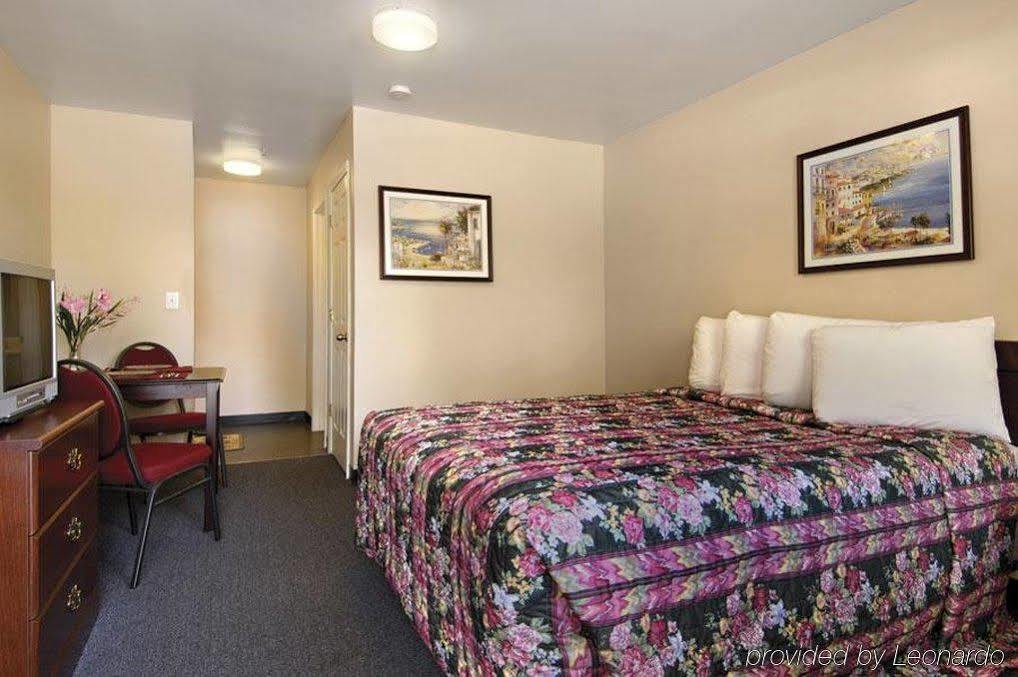 Budgetel And Midtown 2*